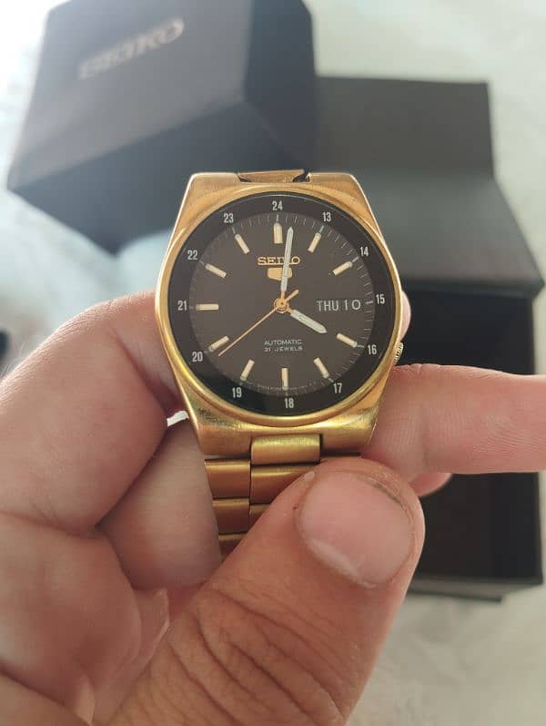 Seiko 5 Black and Golden 21 Jewels. 2