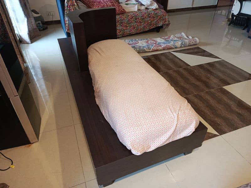 sethi 2 seater with attached table 2