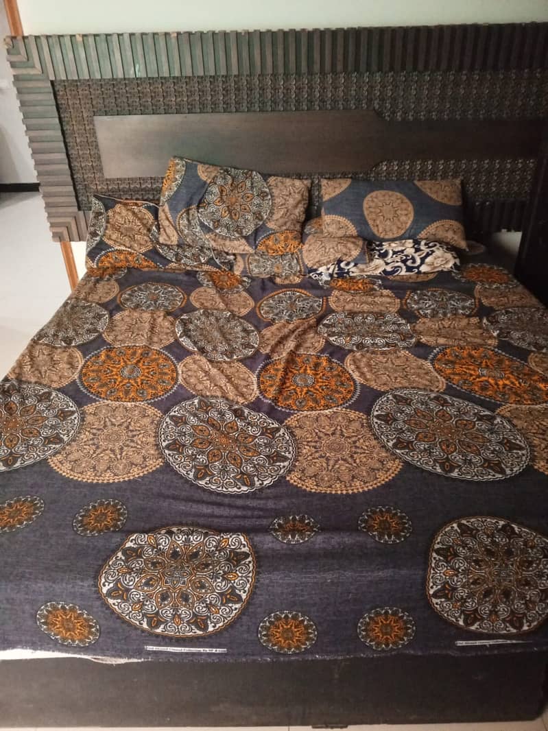 Used Bed set In Bown color 0