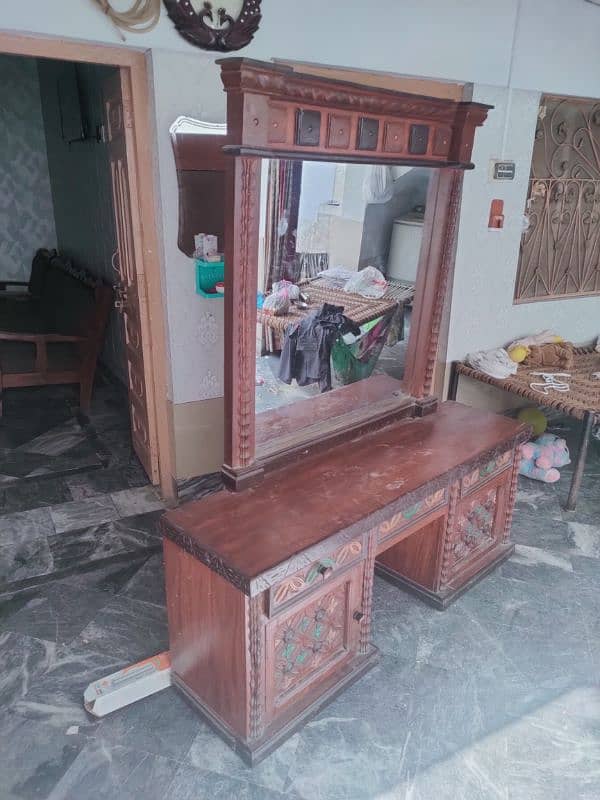 CHANIOTI DRESSING TABLE. 1