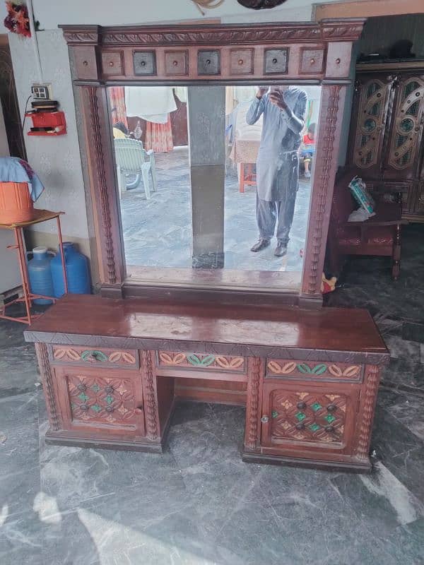 CHANIOTI DRESSING TABLE. 2