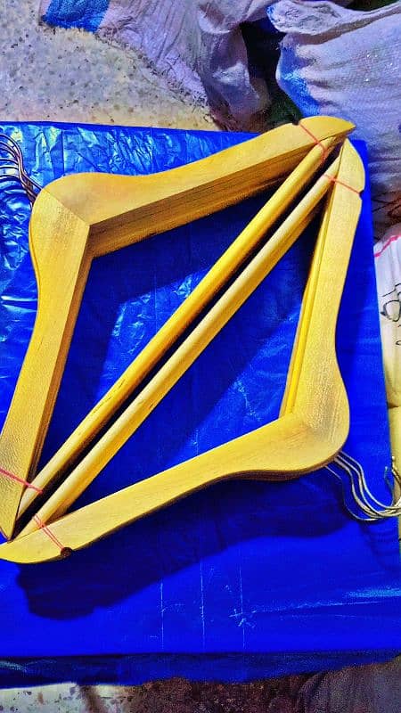 wood hanger lakdi hanger boht achi quality 4