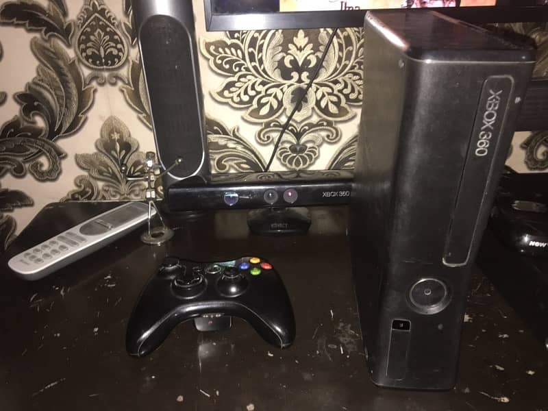 xbox 360 silm 200gb and 19 games and camera 0