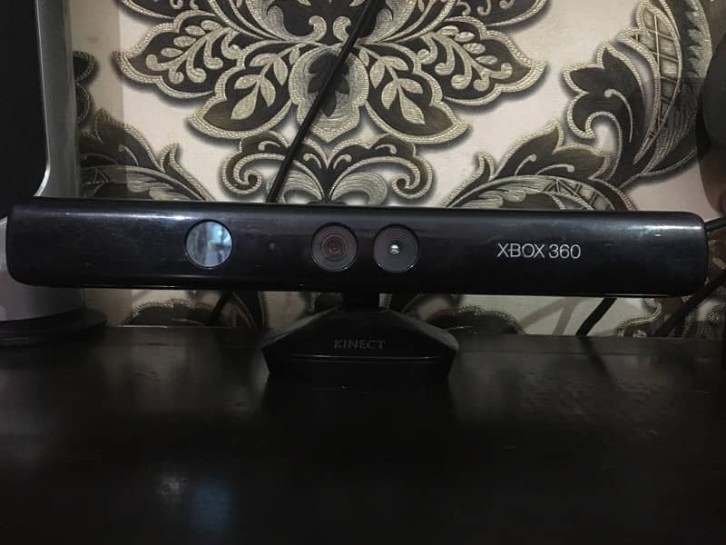 xbox 360 silm 200gb and 19 games and camera 1