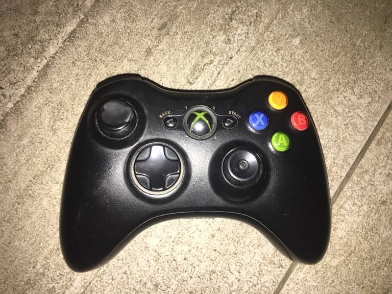 xbox 360 silm 200gb and 19 games and camera 3