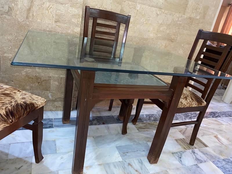 Dining table with 4 chairs in good condition 2