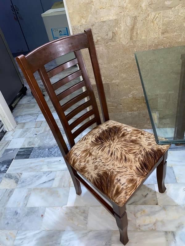 Dining table with 4 chairs in good condition 4