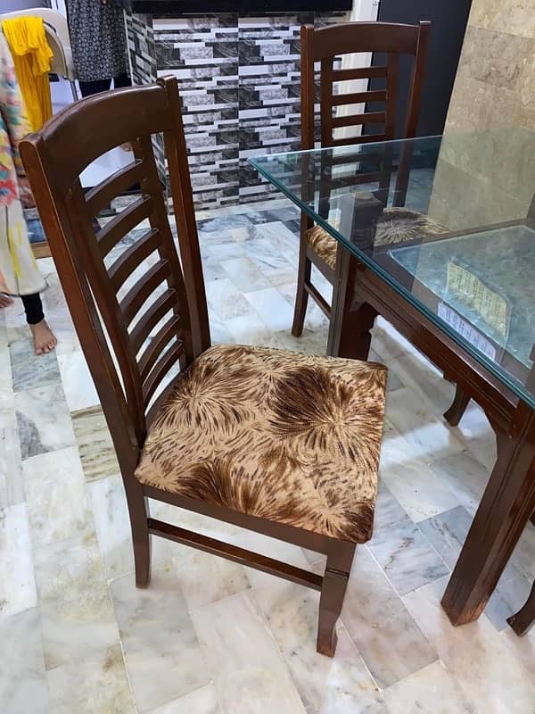 Dining table with 4 chairs in good condition 5