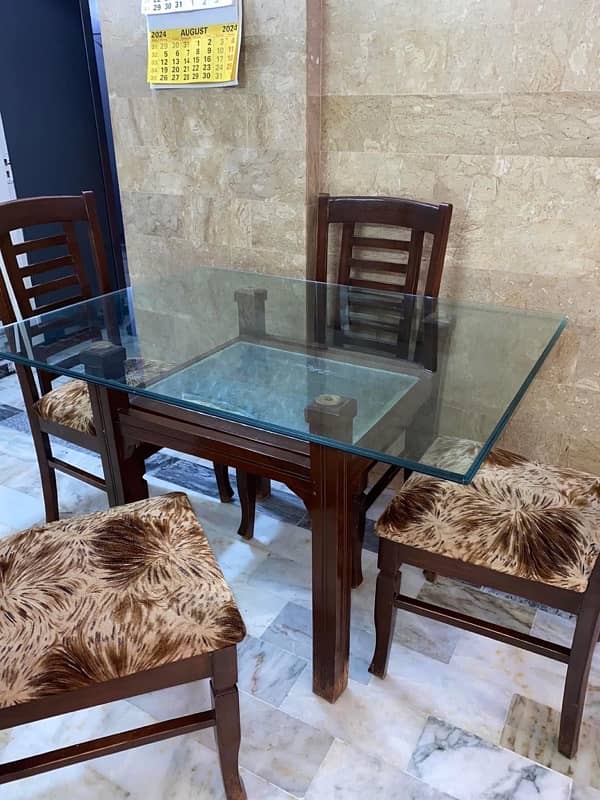 Dining table with 4 chairs in good condition 6