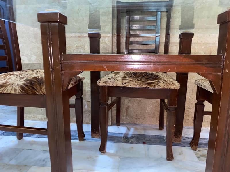 Dining table with 4 chairs in good condition 7