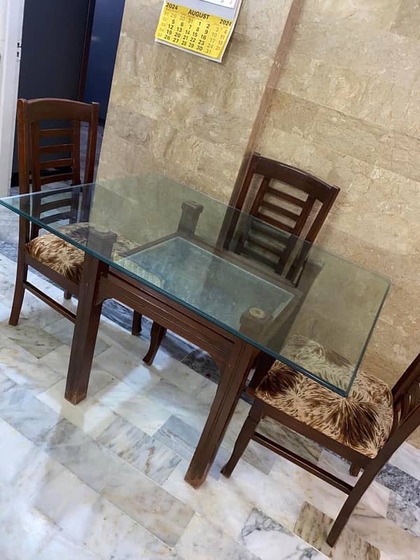 Dining table with 4 chairs in good condition 8