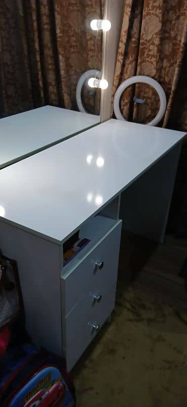 White svratchless computer table / makeup vanity 0