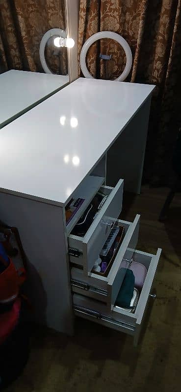 White svratchless computer table / makeup vanity 2