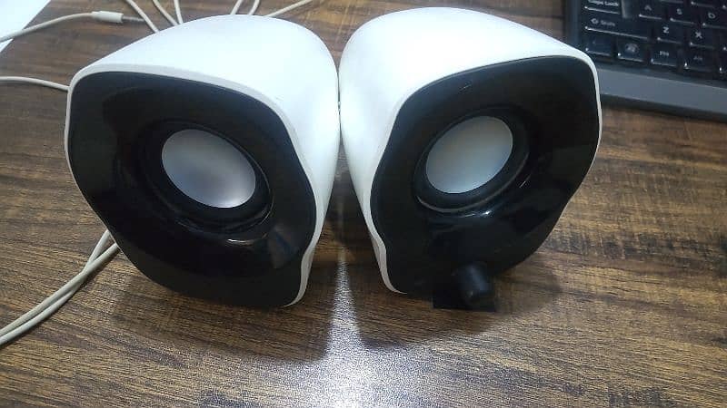 Logitech Desktop speakers 0