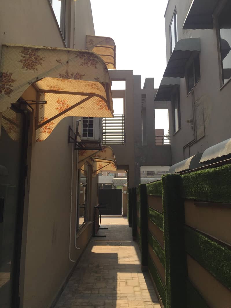 10 Marla House In A Prime Location Of Bahria Town - Sector C 4