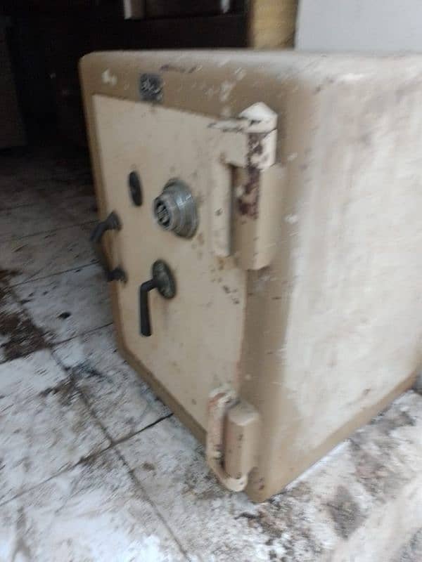 Cash Safe Locker / Tijori 1