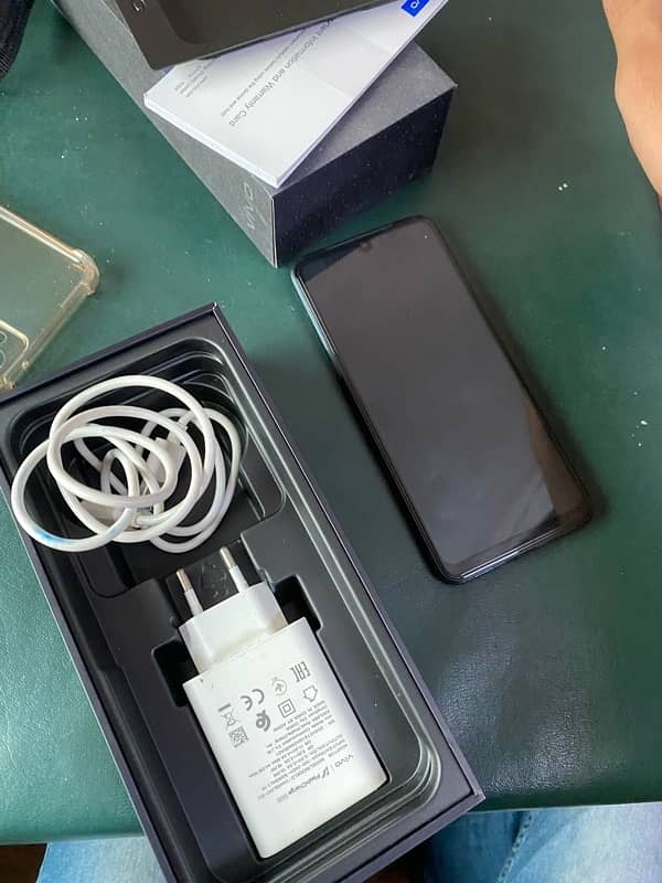 vivo v23e 8+4/128 complete box with charger 7