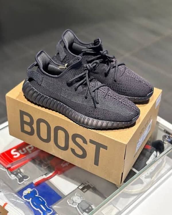 Yeezy Boost 350 V2 Onyx 0