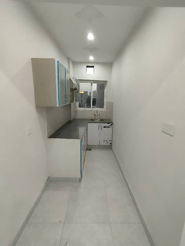 1 BEDROOM LIKE NEW NON FURNISH IDEAL LOCATION EXCELLENT FLAT FOR SALE IN BAHRIA TOWN LAHORE 2