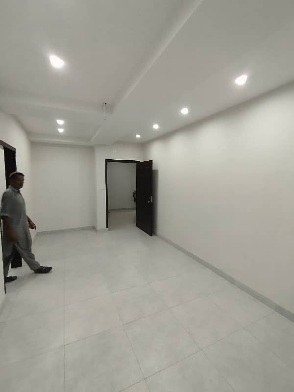 1 BEDROOM LIKE NEW NON FURNISH IDEAL LOCATION EXCELLENT FLAT FOR SALE IN BAHRIA TOWN LAHORE 3