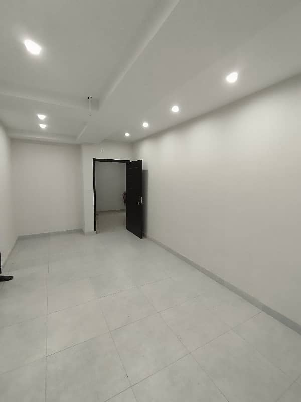 1 BEDROOM LIKE NEW NON FURNISH IDEAL LOCATION EXCELLENT FLAT FOR SALE IN BAHRIA TOWN LAHORE 4