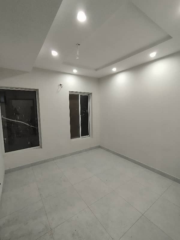 1 BEDROOM LIKE NEW NON FURNISH IDEAL LOCATION EXCELLENT FLAT FOR SALE IN BAHRIA TOWN LAHORE 5