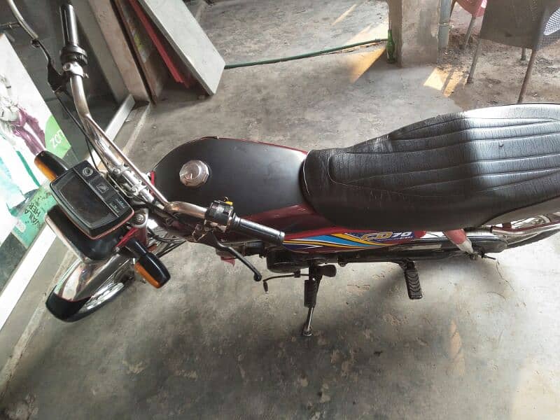 honda 70 red color biomatric available condition 10 bye 9 4