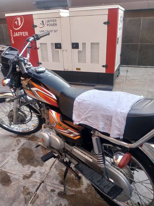 Honda bike urgent sale krna ha js bhai ko chaiye rabtah kry 3