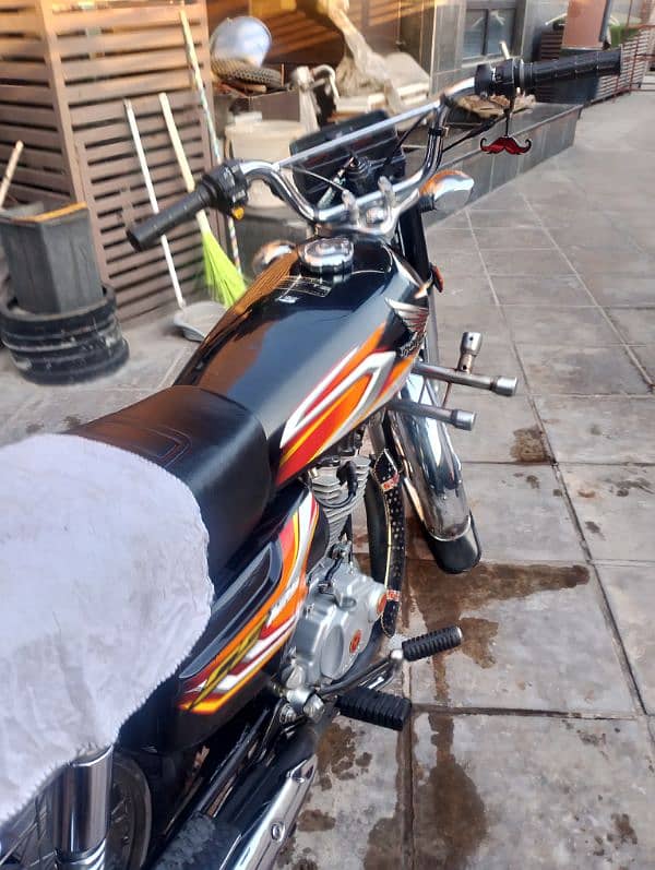 Honda bike urgent sale krna ha js bhai ko chaiye rabtah kry 6