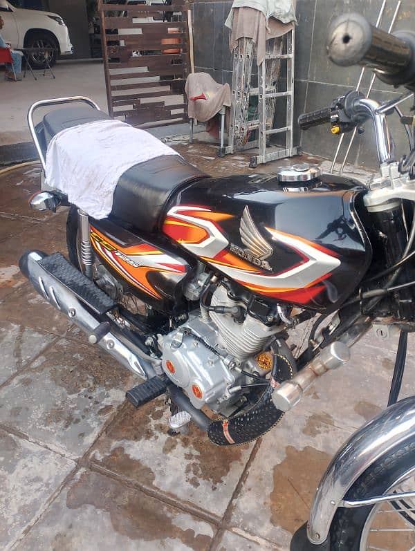 Honda bike urgent sale krna ha js bhai ko chaiye rabtah kry 9