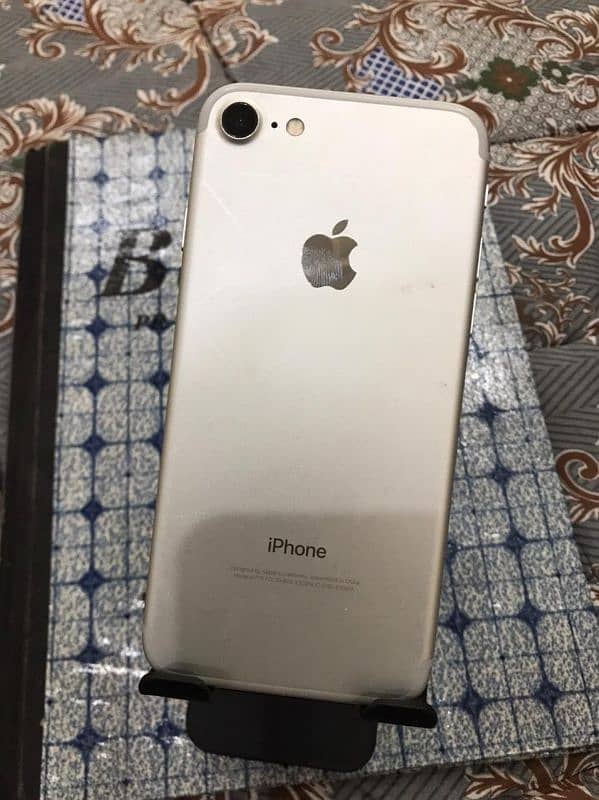 iphone 7 (PTA Approved) with 100% battery health and 32 GB memory 3