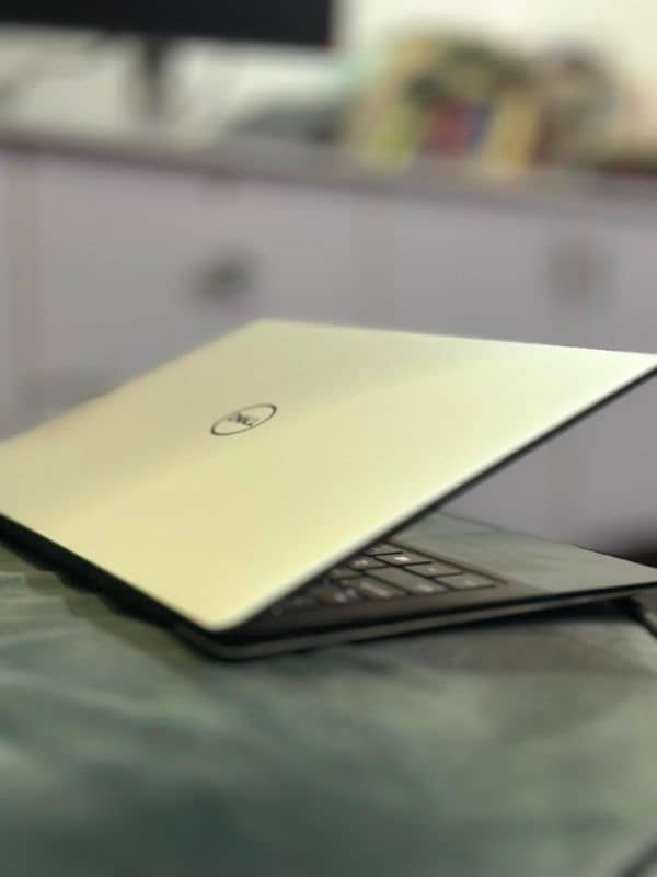 Dell xps 13” Core i7 8th Gen 1