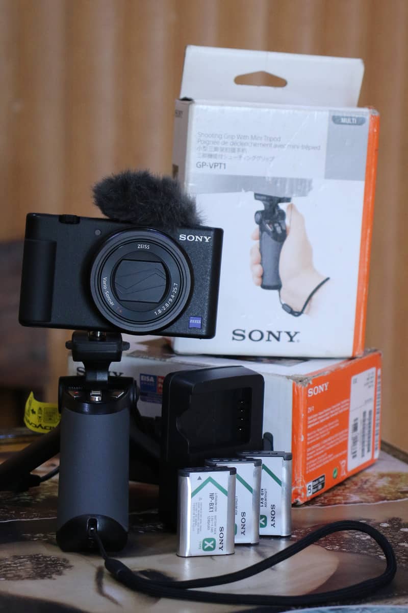 Sony zv1 with grip 0