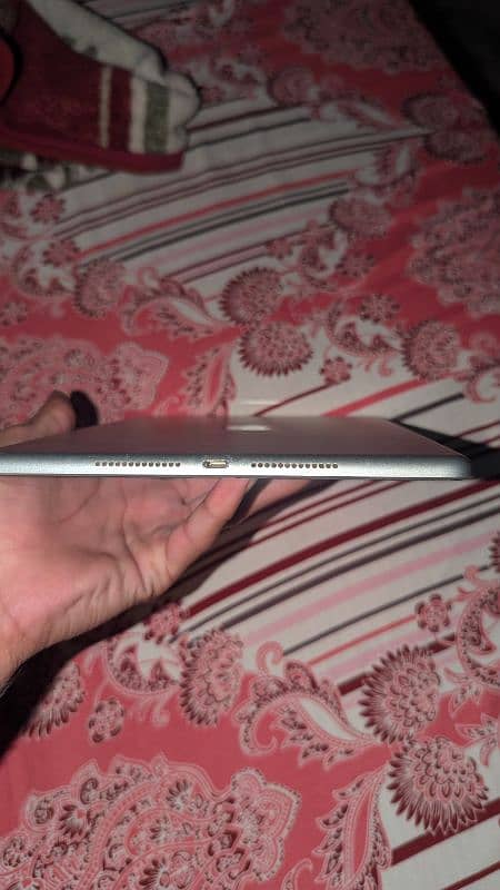 I Pad 9th Generation 64 gb with original box charger 4