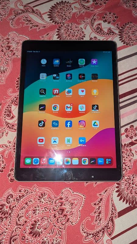 I Pad 9th Generation 64 gb with original box charger 6