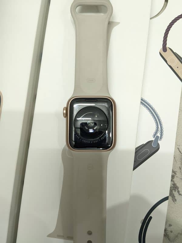 Apple Watch SE 40mm (glass cracked ) 5