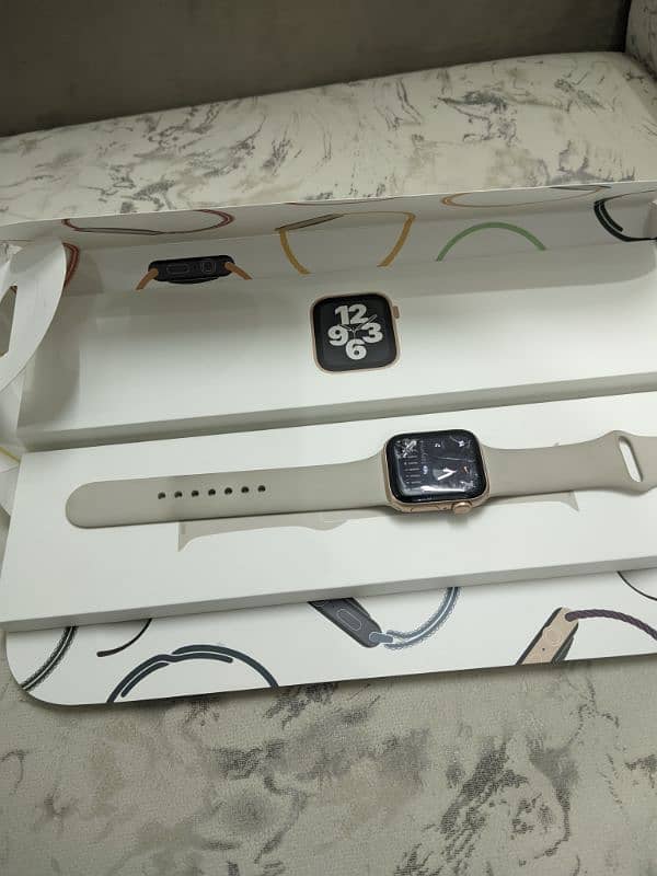 Apple Watch SE 40mm (glass cracked ) 8