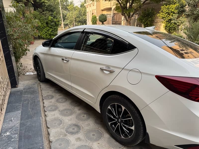 Hyundai Elantra 2023 3