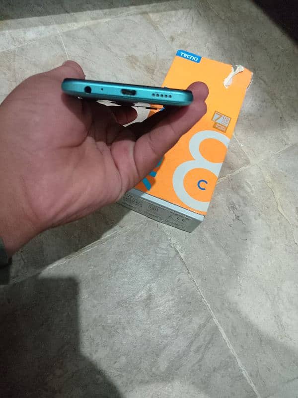 tecno spark 8c 4/128 0