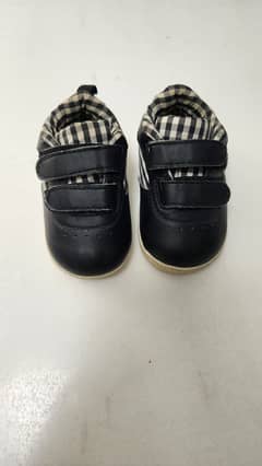 Joe Fresh Infant Sneakers   Size 4.