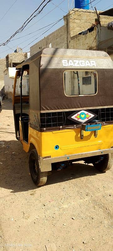 Sazgar 3 seater rickshaw in new condition 4