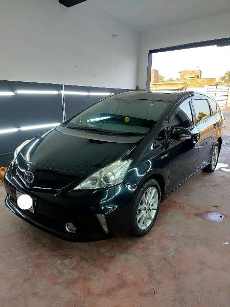 Toyota Prius Alpha 2013 1