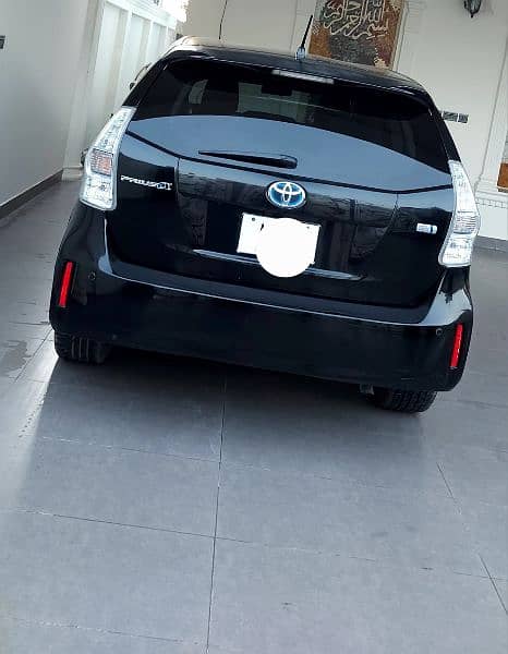 Toyota Prius Alpha 2013 3