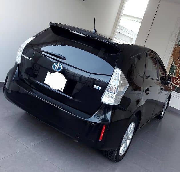 Toyota Prius Alpha 2013 4