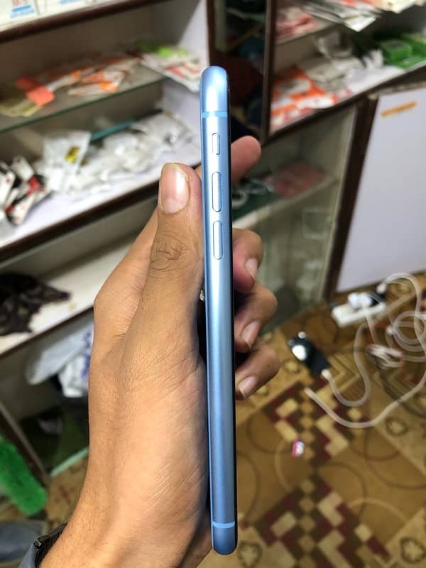 iPhone XR 4