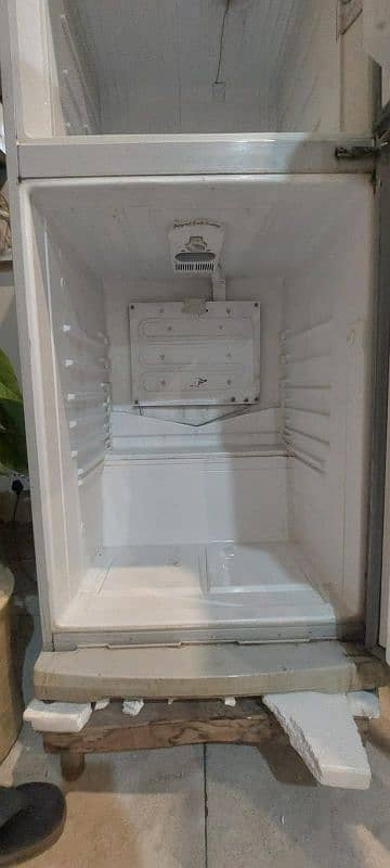 dawlance medium size crystal refrigerator 3