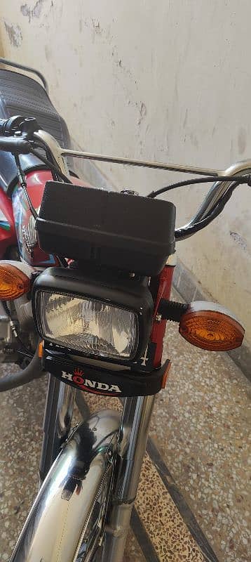 Honda 125 red colour 2