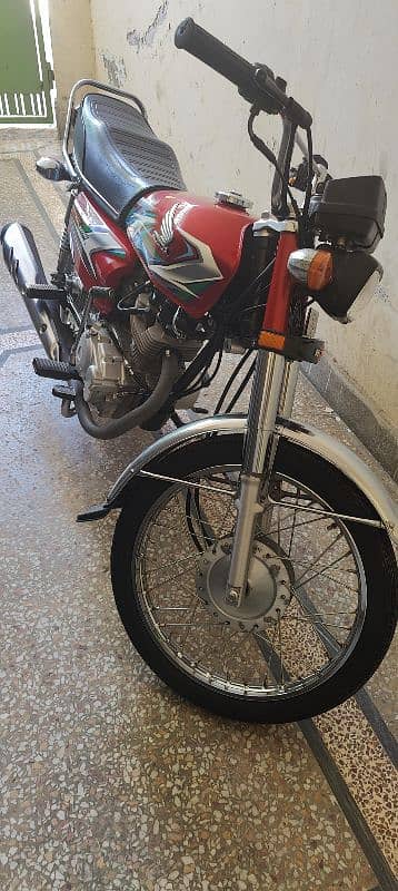 Honda 125 red colour 3