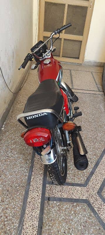 Honda 125 red colour 5