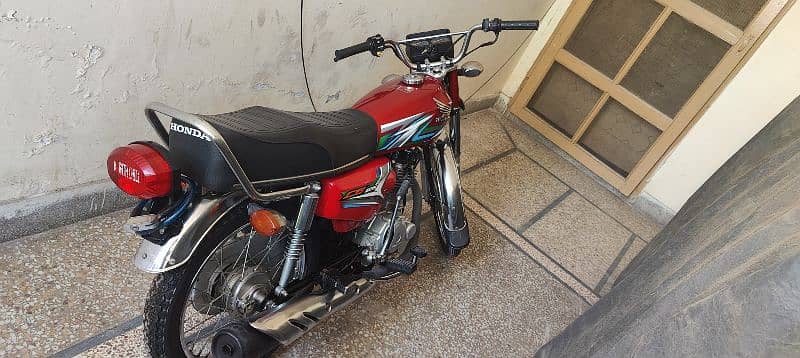 Honda 125 red colour 6